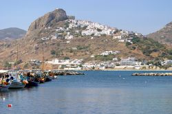 Porto e villaggio casebianche Skyros Grecia Sporadi. ...