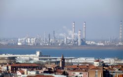 Il Porto di Marghera, il vicino "scomodo" di Mestre per le sue ciminiere, fotografato da Venezia - © ChiccoDodiFC / Shutterstock.com