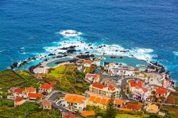 Veduta su Porto Moniz e le sue piscine laviche, Madeira (Portogallo) - Un vero e proprio spettacolo di acqua nell'acqua. Se il mare, il lago o l'oceano visti dall'alto rappresentano ...