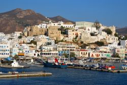 Porto nell'isola di Naxos, Grecia - Un incantevole scorcio panoramico del porto di Naxos con palazzi e edifici che si affacciano sull'Egeo © emicristea / Shutterstock.com