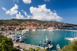 Porto Santo Stefano, la marina e il Monte Argentario in Toscana. - © Oscity / Shutterstock.com