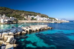 Il grazioso porto turistico di Levanzo, Sicilia. Dalle sue acque trasparenti ci svela il mondo magico delle Isole Egadi - © domeniconardozza / Shutterstock.com