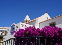 Portogallo, Arcipelago di Madeira: la chiesa di Nossa Senhora da Piedade nella cittadina di Vila Baleira (Porto Santo) - foto © Karol Kozlowski / Shutterstock.com