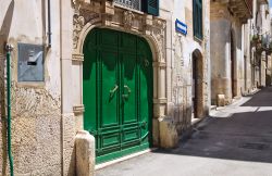 Portone d'ingresso e decorazioni scultoree sulla facciata di un palazzo del centro di Altamura, Puglia - © Mi.Ti. / Shutterstock.com