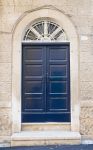 Portone in legno nel centro di Ruvo di Puglia, località a 30 chilometri da Bari conosciuta anche come città delle ceramiche - © Mi.Ti. / Shutterstock.com