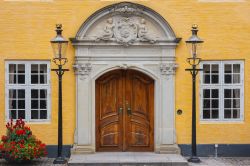 Un elegante portone di un palazzo di Aalborg, in Danimarca. La città è cresciuta e si è arricchita fin dal Medioevo grazie al suo porto - foto © Lev Levin / Shutterstock.com ...