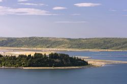 La località balneare di Portorose si trova nel territorio della regione Obalno-kraška (Litorale-Carso) della Slovenia.
