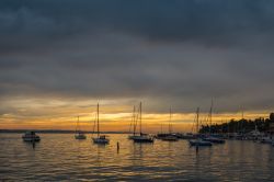 Portorose, Slovenia: le barche ormeggiate nel porticciolo della cittadina balneare slovena al tramonto - foto © Donaturat