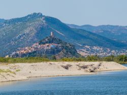 Posada, provincia di Nuoro (Sardegna): a dominare il borgo sin dal XIII° secolo c'è il castello della Fava. Oggi se ne possono ammirare la torre e i ruderi della cinta muraria ...