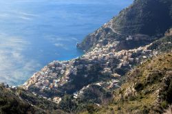 Positano vista dall'alto, dal Sentiero degli Dei - © Anila amataj, CC BY-SA 4.0, Wikipedia