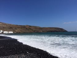 Fotografia della costa di Pozo Negro, Fuerteventura, Spagna - A differenza delle altre spiagge presenti nelle Canarie che si sviluppano per chilometri di sabbia bianca continua, qui la differenza ...