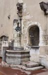Pozzo medievale in pietra nel cuore di Digione, Borgogna, Francia.

