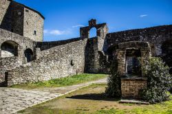 Pozzo nel cortile del castello di Pontremoli, provincia di Massa Carrara (Toscana) - © Sandro Amato / Shutterstock.com