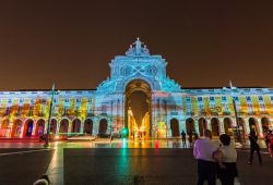 Spettacolo di luci a Praça do Comércio, il Terreiro do Paço, la piazaz più grande di Lisbona.