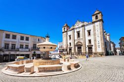 Praca do Giraldo, la piazza del centro storico di Evora, Portogallo. E' la piazza principale di Evora ed è difficile credere che questo luogo, calmo e piacevole, sia stato un tempo ...