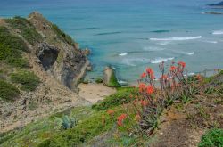 Praia Adegas, una spiaggia vicino a Carrapateira in Algarve, Portogallo.