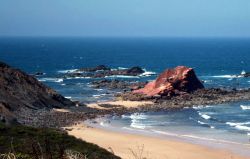 Un pittoresco scorcio di Praia da Ponta Ruiva a Sagres, Portogallo. Questa bella spiaggia, che diminuisce in grandezza durante l'alta marea, è una delle più apprezzate dagli ...