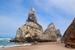 Praia da Ursa: siamo in una spiagga di Sintra, non distante da Cabo da Roca, dove si trovano queste splendide formazioni rocciose - foto © Armando Frazao / Shutterstock.com
