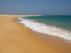 Praia de Faro, Algarve: la spiaggia sabbiosa sull'isola davanti alla città del sud del Portogallo
