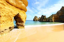 Praia de Joao de Arens a Portimao, Algarve, Portogallo. Questa piccola baia è quasi completamente circondata da pareti rocciose che proteggono la spiaggia dal vento e dalle correnti. ...