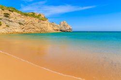 La spiaggia di praia do Barranco si trova vicino a Sagres, ed è famosa per le sue acque trasparenti, spesso calme grazie alla protezione dai venti oceanici offerta dalle falesie - © ...