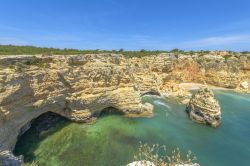 Una splendida veduta dall'alto di praia do Barranquinho nei pressi di Lagoa, Algarve - © Bargotiphotography / Shutterstock.com