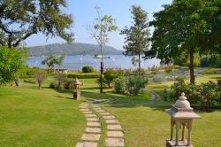 I prati dell'Oberoi Udaivilas di Udaipur, Rajasthan, India. L'hotel lussuoso è situato su un'isola del lago Pichola - © LunaseeStudios / Shutterstock.com