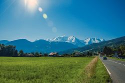 Prati verdi con montagne innevate sullo sfondo a Saint-Gervais-les-Bains, Francia.

