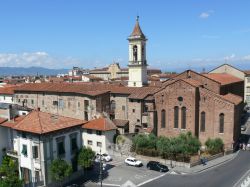 Prato, Toscana, dall'alto: la chiesa di San Francesco in piazza Santa Maria delle Carceri  - © Radim Strobl / Shutterstock.com