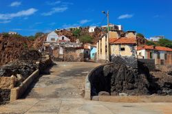 Il villaggio di Preguiça, abitato da pescatori sull'isola di São Nicolau (Capo Verde).

