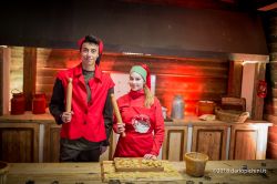 Preparare biscotti con gli aiutanti di Babbo Natale a Montepulciano, provincia di Siena. Siamo nel periodo delle festività natalizie quando la fortezza medievale del borgo si trasforma ...