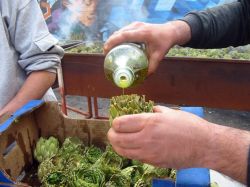 In uno stand della Sagra del Carciofo di Ramacca  si preparano le gustose verdure - © Pro Loco Ramacca