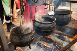 Preparazione di zuppa e vino caldo a Provins durante la tradizionale fiera medievale del Natale, Francia.

