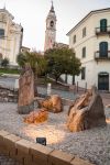 Presepe a Arona, Piemonte - All'ombra della chiesa e del suo bel campanile, le statue del presepe rendono l'atmosfera della città ancora più suggestiva e natalizia © ...