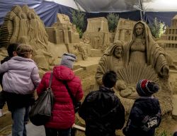 Il grande Presepe di Sabbia al Rimini Ice Village, attivo par larga parte dei mesi di dicembre e gennaio