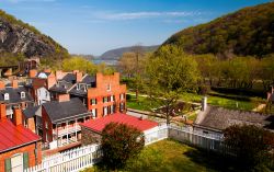 Primavera sulla cittadina di Harper's Ferry, West Virginia. Il paesino è costruito su una bassa pianura alluvionale formata da due fiumi, Potomac e Shenandoah, e circondata da colline.



 ...