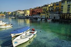 Il principale canale fluviale di Peschiera del Garda, Veneto. Nei pressi della città esce l'emissario del lago di Garda, il Mincio - © Rafal Gadomski / Shutterstock.com