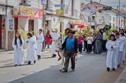 Partecipanti alla processione della Domenica delle Palme nelle strade di Sucre (Bolivia) - foto © Byelikova Oksana / Shutterstock
