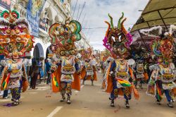 Processione in occasione del carnevale di Oruro, Bolivia, con i tradizionali costumi - © Agatha Kadar / Shutterstock.com