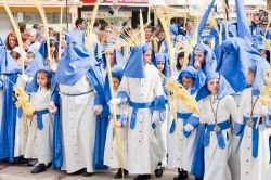 Processione in occasione della settimana Santa a Torremolinos, Spagna. Bambini e adulti partecipano alla tradizionale processione pasquale che si tiene per le strade di Torremolinos - © ...
