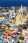 Procida, baia di Napoli, e la case colorate dei pescatori (Campania) - © giannimarchetti / Shutterstock.com