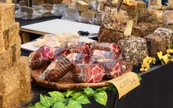 Prodotti tipici toscani che potete gustare alla Festa di Sant’Anna a Cascina di Spedaletto presso Cantagallo - © Simona Bottone / Shutterstock.com