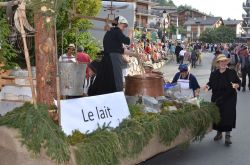 Produzione di latte come ai vecchi tempi durante la sfilata del Festival Internazionale dei Cori Alpini a Nendaz, Svizzera - © mountainpix / Shutterstock.com