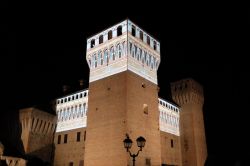 Proiezioni luminose sul castello di Vignola in estate