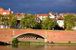La promenade Henri Martin sulla riva destra della Garonne, a pochi passi dal Pont Neuf, nel centro di Tolosa (Toulouse).