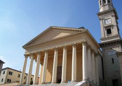 Il pronao della chiesa parrocchiale di Santa Maria Maggiore in Monteforte d'Alpone.