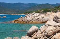Propriano, un tratto del litorale roccioso lambito da acqua azzurra e cristallina (Corsica) - © Eugene Sergeev / Shutterstock.com