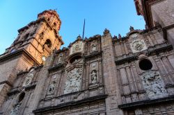 Una foto con prospettiva dal basso verso l'alto del campanile della cattedrale di Morelia, in Messico.


