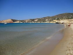 Provatas, Milos: le acque basse, mare tranquillo e uno stabilimento balneare che affitta gli ombrelloni fanno di Provatas la spiaggia preferita dalle famiglie con bambini.