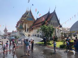 Provincia di Nonthaburi (Thailandia) durante il Songkran festival. Dagli abitanti locali viene considerato come la festa di Capodonno. E' tradizione spruzzare acqua ai monaci e agli adulti ...